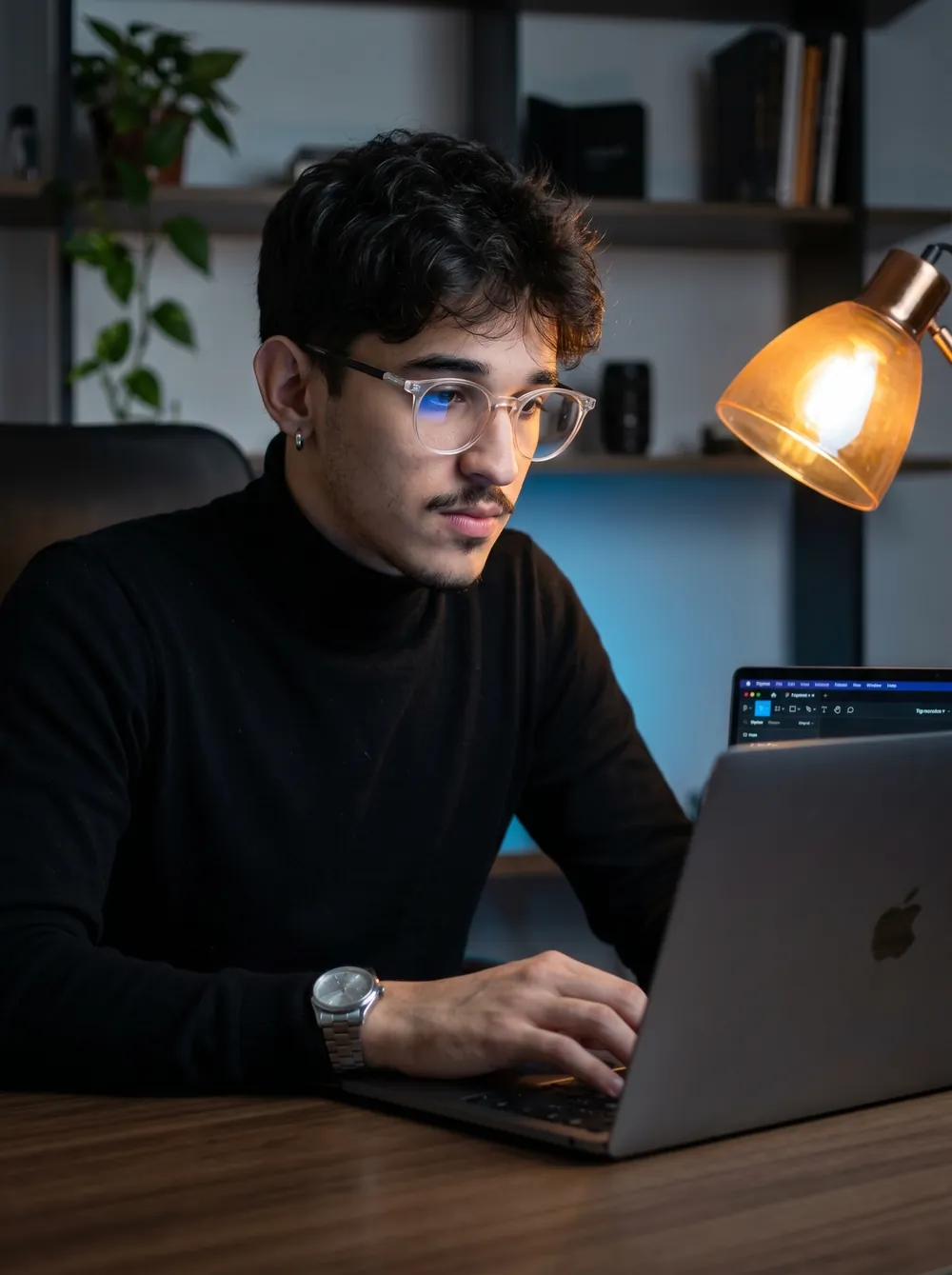 José Ulisses trabalhando no notebook em seu escritório